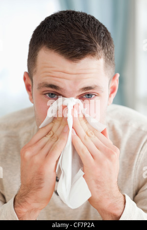 Porträt eines Mannes, der seine Nase weht Stockfoto