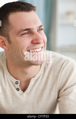Porträt einer lächelnden Mann posiert Stockfoto