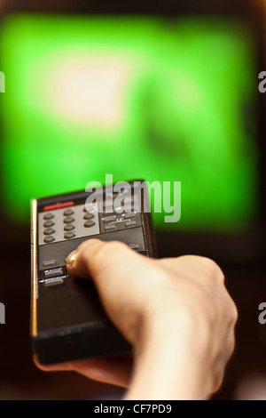 Hand mit Fernbedienung Stockfoto