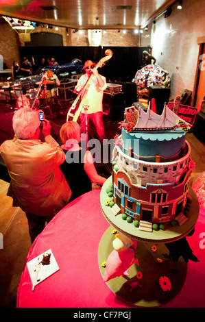 Ass von Kuchen Duff Goldman spielen Kontrabass Leistung an AVAM in Baltimore, MD Stockfoto