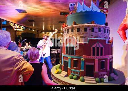 Ass von Kuchen Duff Goldman spielen Kontrabass Leistung an AVAM in Baltimore, MD Stockfoto