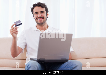 Glücklicher Mann online kaufen Stockfoto