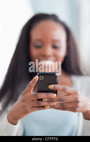 Nahaufnahme von Smartphone durch Frau statt Stockfoto