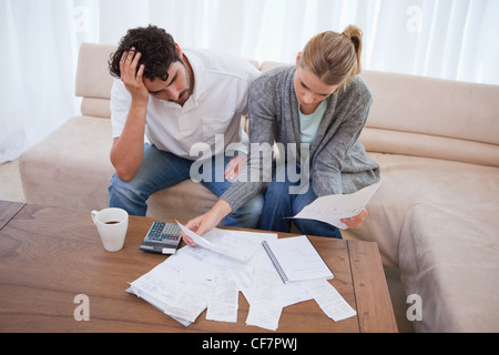 Deprimiert paar tun ihre Buchhaltung Stockfoto