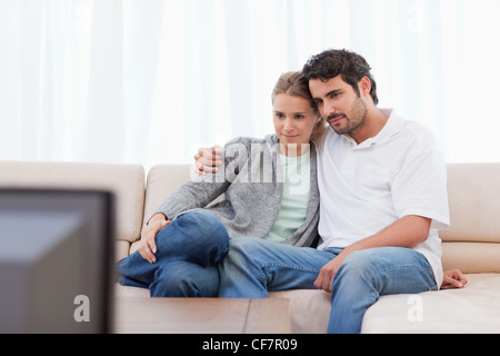 Junges Paar vor dem Fernseher Stockfoto