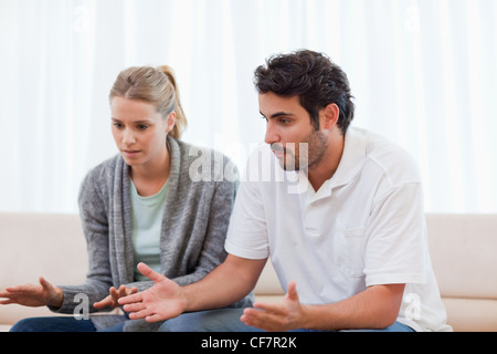 Verärgerter Mann wird wütend auf seine Frau Stockfoto