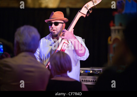 Ass von Kuchen Duff Goldman spielen Kontrabass Leistung an AVAM in Baltimore, MD Stockfoto