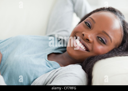 Nahaufnahme eines lächelnden Frau Ausruhen auf dem sofa Stockfoto