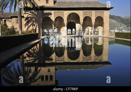 Den Damen-Turm (Torre de Las Damas) und Pool im Alhambra, Granada Spanien Stockfoto