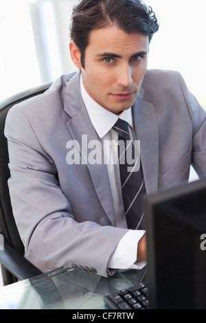 Porträt eines ernsthaften Geschäftsmann mit einem Computer arbeiten Stockfoto