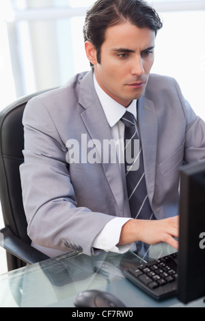 Porträt eines fokussierten Geschäftsmann mit einem Computer arbeiten Stockfoto