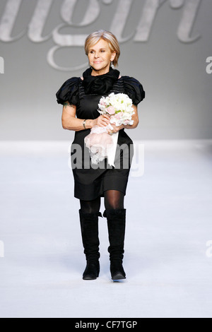 Blugirl Mailand bereit zu tragen Herbst Wintermode-Designerin Anna Molinari am Ende ihren Mailand-show Stockfoto