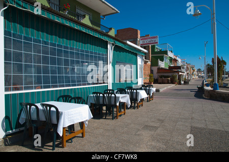 Tische der Restaurants entlang der Strandpromenade Paseo Maritimo del Pedregal Pedregalejo Bezirk Malaga Andalusien Spanien Europa Stockfoto