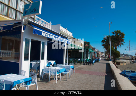 Tische der Restaurants entlang der Strandpromenade Paseo Maritimo del Pedregal Pedregalejo Bezirk Malaga Andalusien Spanien Europa Stockfoto