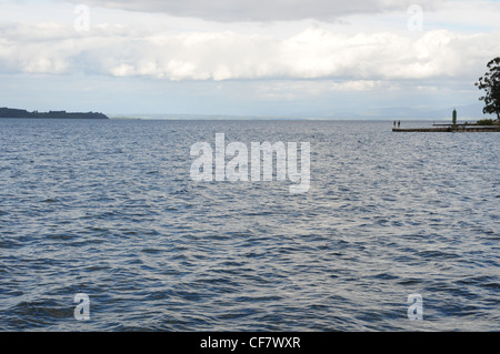 Zwei Fischer am Pier in Ferne, See Llanquihue, Los Lagos Region, Frutillar, Chile. Stockfoto