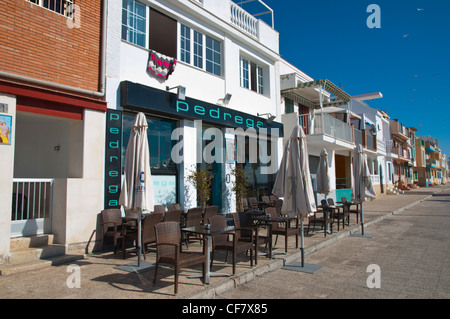 Tische der Restaurants entlang der Strandpromenade Paseo Maritimo del Pedregal Pedregalejo Bezirk Malaga Andalusien Spanien Europa Stockfoto