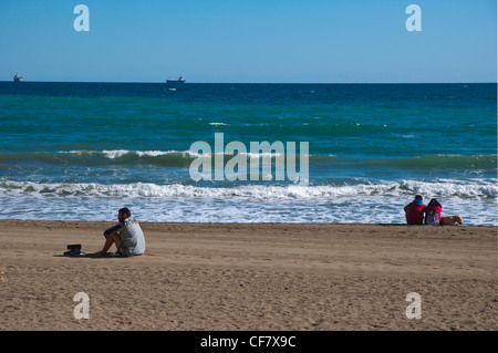 Menschen am Playa De La Malagueta Strand Mitteleuropa Malaga Andalusien Spanien Stockfoto