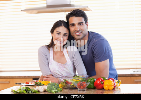 Süßes Paar in die Kamera schaut Stockfoto