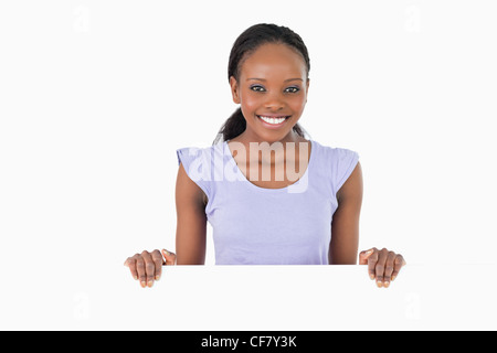 Frau mit Platzhalter in ihre Hände auf weißem Hintergrund Stockfoto