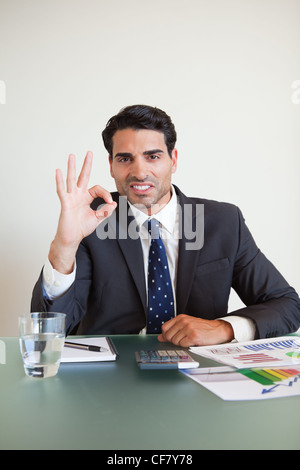 Porträt eines Geschäftsmannes Unterzeichnung alles ist perfekt Stockfoto