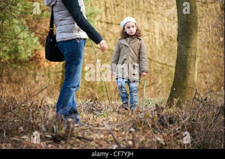 Kinder spielen im herbstlichen Wald Stockfoto