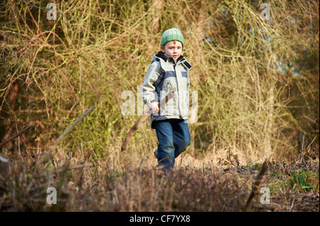 Kinder spielen im herbstlichen Wald Stockfoto