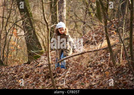 Kinder spielen im herbstlichen Wald Stockfoto
