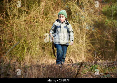 Kinder spielen im herbstlichen Wald Stockfoto