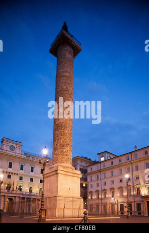 Europa, Italien, Rom, Piazza Colonna, Spalte von Marcus Aurelius, Nachtansicht, Beleuchtung, Tourismus, Reisen, Urlaub, Urlaub Stockfoto