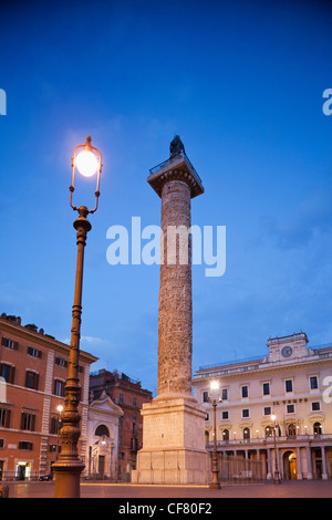 Europa, Italien, Rom, Piazza Colonna, Spalte von Marcus Aurelius, Nachtansicht, Beleuchtung, Tourismus, Reisen, Urlaub, Urlaub Stockfoto