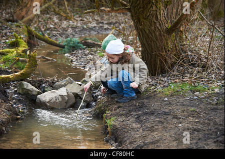 Kinder spielen im herbstlichen Wald Stockfoto