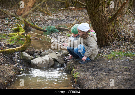 Kinder spielen im herbstlichen Wald Stockfoto