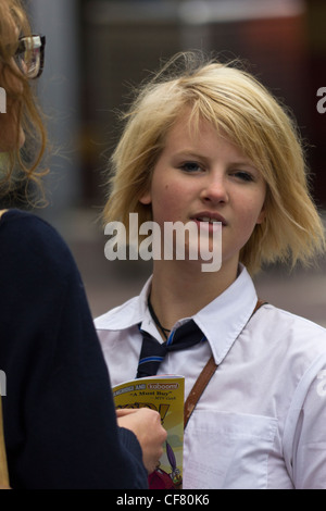 Schulmädchen außerhalb Flinders Street Station, Melbourne, Australien Stockfoto