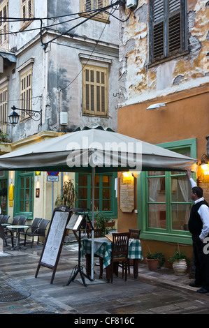 Eine Taverne in einer Seitenstraße in der Altstadt von Nafplio, Griechenlands erste Hauptstadt nach der Unabhängigkeit, Argolis, Peloponnes, Griechenland. Stockfoto