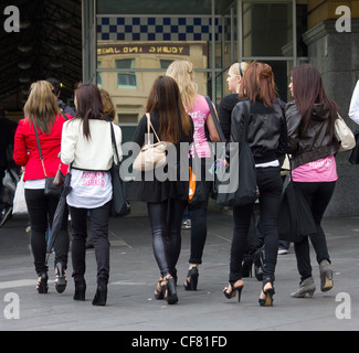Gruppe von Frauen in schwarzen Hosen außerhalb Flinders Street Station, Melbourne, Australien Stockfoto