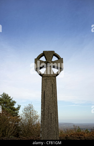 Auf dem Gipfel des Gibbet Hill steht ein keltisches Kreuz Stockfoto