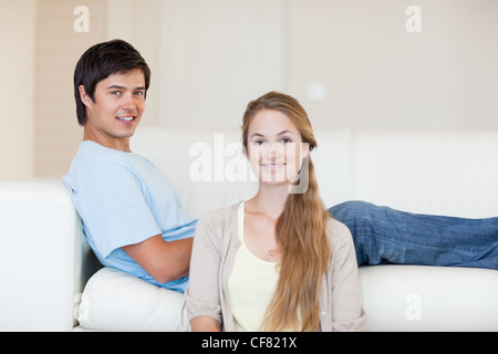 Junges Paar posieren Stockfoto