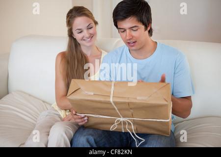 Junges Paar Blick auf ein Paket Stockfoto