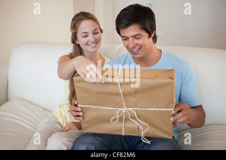 Paar Öffnen einer Verpackung Stockfoto