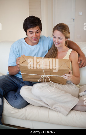 Porträt eines jungen Paares, Blick auf ein Paket Stockfoto