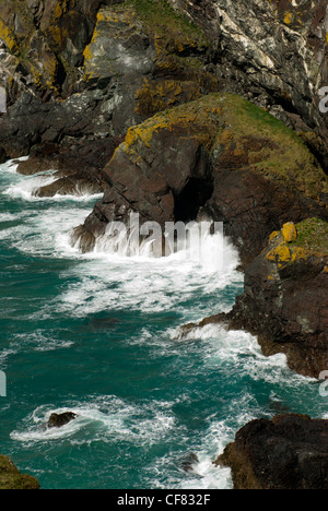 Wellen sanft gegen die Felsen brechen und Höhleneingang in der Nähe von Soap-Rock auf dem South West Coast Path zwischen Pfosten und Kynance Stockfoto