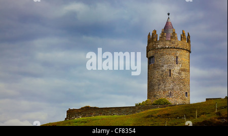 Panoramablick auf Doonagore Castle an einem bewölkten Tag im Sommer, County Clare, Irland. Stockfoto