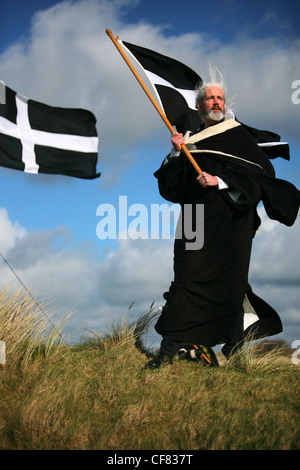 Schauspieler spielt St. Piran für St. Piran Tag, Dünenwanderungen Sands Perranporth, Cornwall, UK Stockfoto