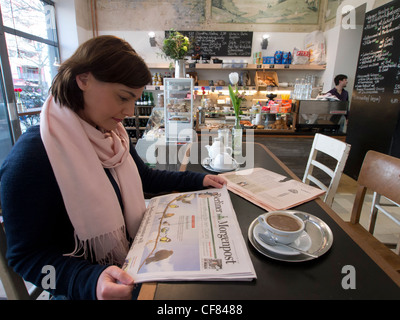 Frühstück im trendigen böhmischen Café Meierei in Prenzlauer Berg Berlin Deutschland Stockfoto