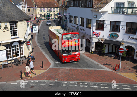 roten offenen Bus fahren entlang Poole High Street mit Union Jack Girlanden verziert die Straße im April Stockfoto