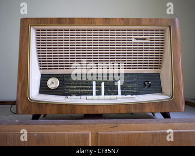 Altes Radio mit DDR-Stationen gekennzeichnet durch Klebeband an der STASI oder staatliche Geheimpolizei Sitz jetzt Museum in Berlin Deutschland Stockfoto