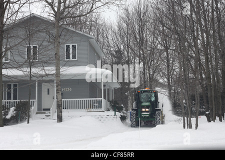 Einfahrt Schneefräse im winter Stockfoto