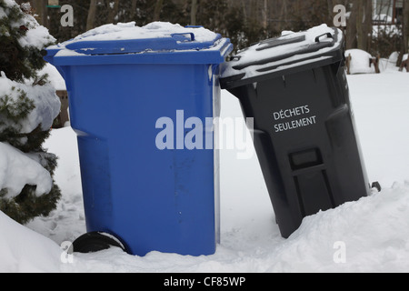 Zwei Kunststoff Abfallbehälter für Müll und recycling Stockfoto