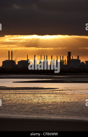 Sonnenuntergang über Öl-Raffinerie, Teesmouth, Cleveland Stockfoto