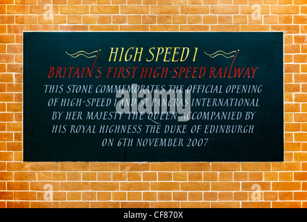 Gedenktafel an der St. Pancras International Station. Stein an der Königin-Eröffnung des High Speed 1 England erinnert; VEREINIGTES KÖNIGREICH; Europa Stockfoto